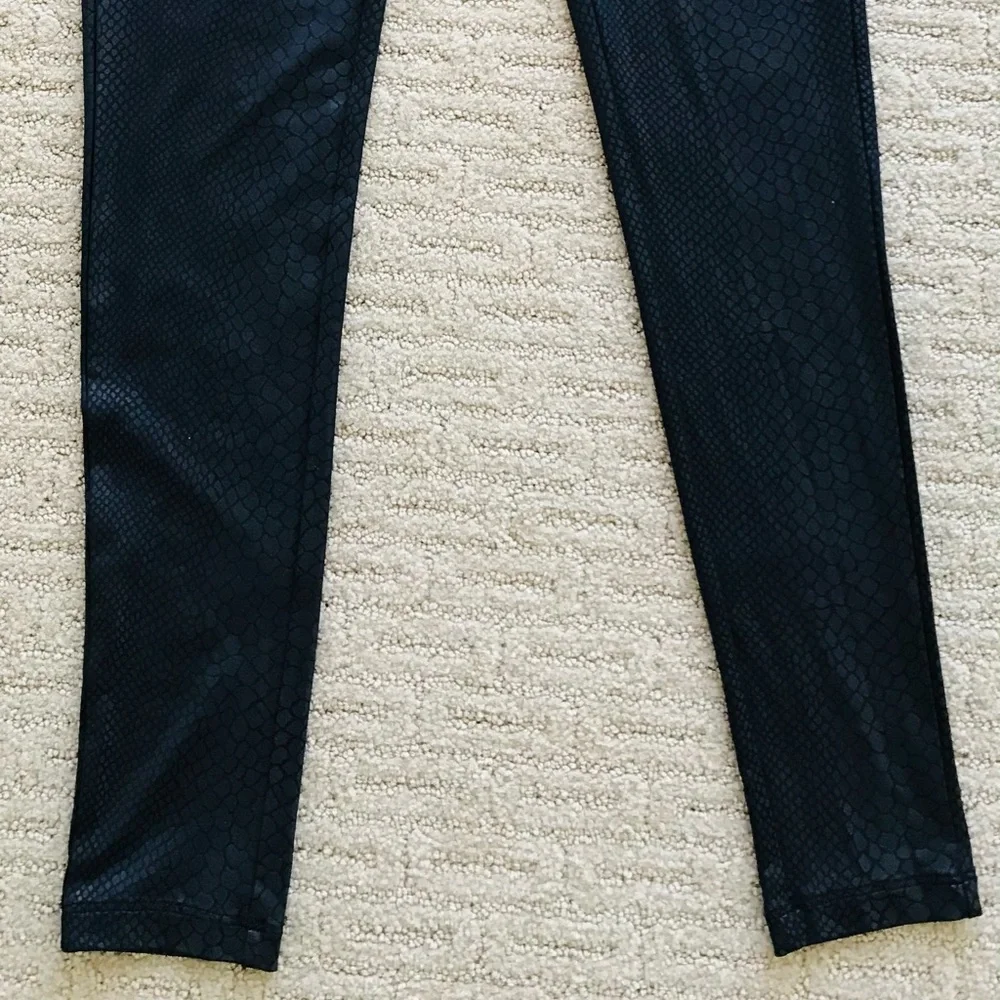 HUE Snakeskin Embossed LEGGINGS Small
